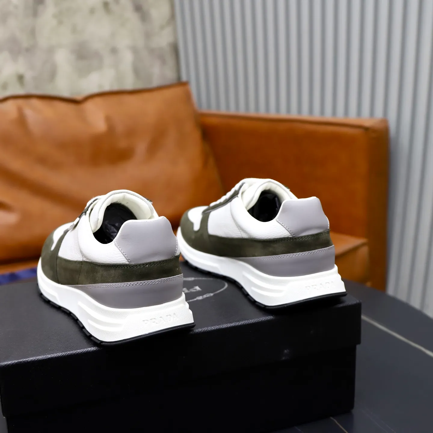 Factory price: 740💰Top original order Brand: PRADA (Prada) Standard code: Men's size 38/44 (45 can be customized) Grade: Same as the official website Material: Original cowhide stitching imported cowhide lining Original combination two-color wear-resistant soft outsole Style category: Leisure and sports version Young fashion European and American trend British style Color: Real picture color
